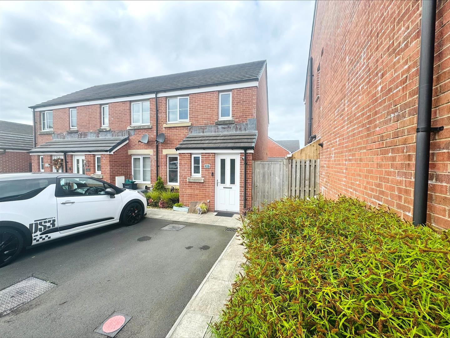 Clos Y Nant, Carway, Kidwelly, SA17 4JH